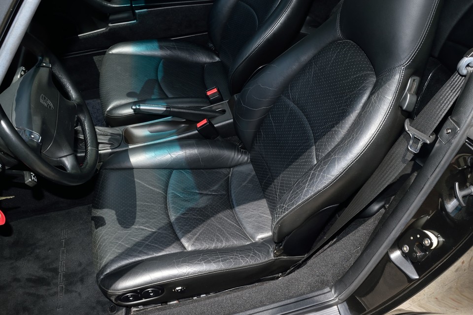 現在、ドライバーズシートだけは使用感ありますが、切れ、破れはありません。納車時に革用塗料での補修はサービス致しますので、ほとんど気にならない程度にはなると思います。