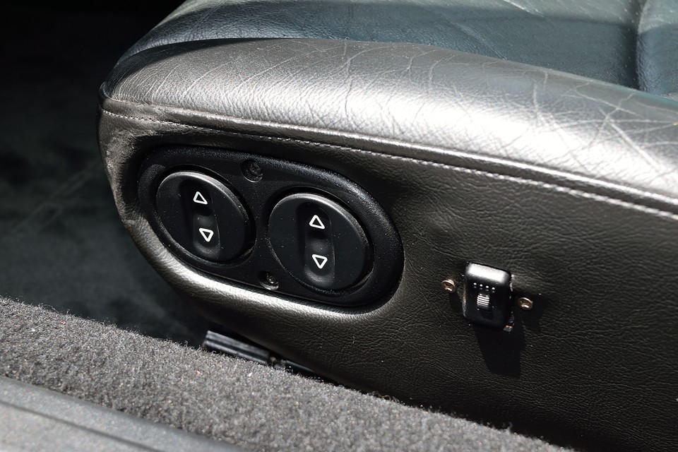 パワーシートに加え、シートヒーターも装備。　真冬の革シート・・・考えただけで寒っ・・・これは必需品！