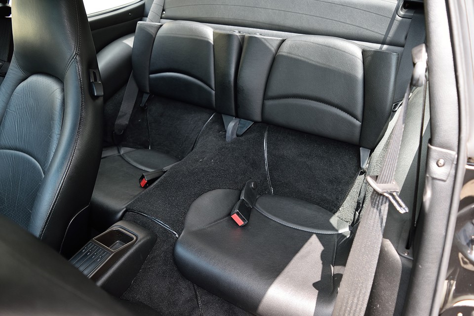 定員4人ですが、リアシートはお子さんや小柄な方でしたら何とか座れる広さですが、大人には少し厳しいかも・・・手荷物なんかのラゲッジスペースと考えれば十分な広さ！