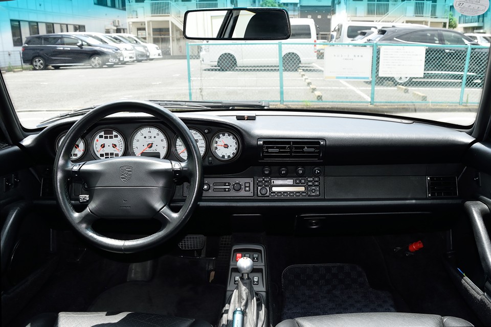 エンジンやボディ同様に、長い年月を掛けて熟成されてきたインパネ周りのデザイン。突き詰めていくと、結局、こういうシンプルで機能的なものになるんでしょうね。