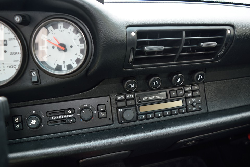 純正のカセットデッキが雰囲気そのままで、しっくりくるのですが、再生できる音楽ソースはカセット、CD、ラジオのみ。　この雰囲気を壊さない様にするには、あとは音楽プレーヤーやスマホにFMトランスミッターを装着してFMラジオとして聴くくらいでしょうか。