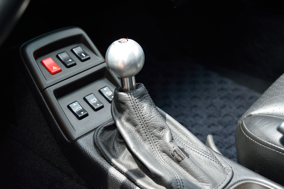 現在、シフトノブはご覧のアルミ製のものを装着していますが、もちろん純正のシフトノブも残ってますので付属します。