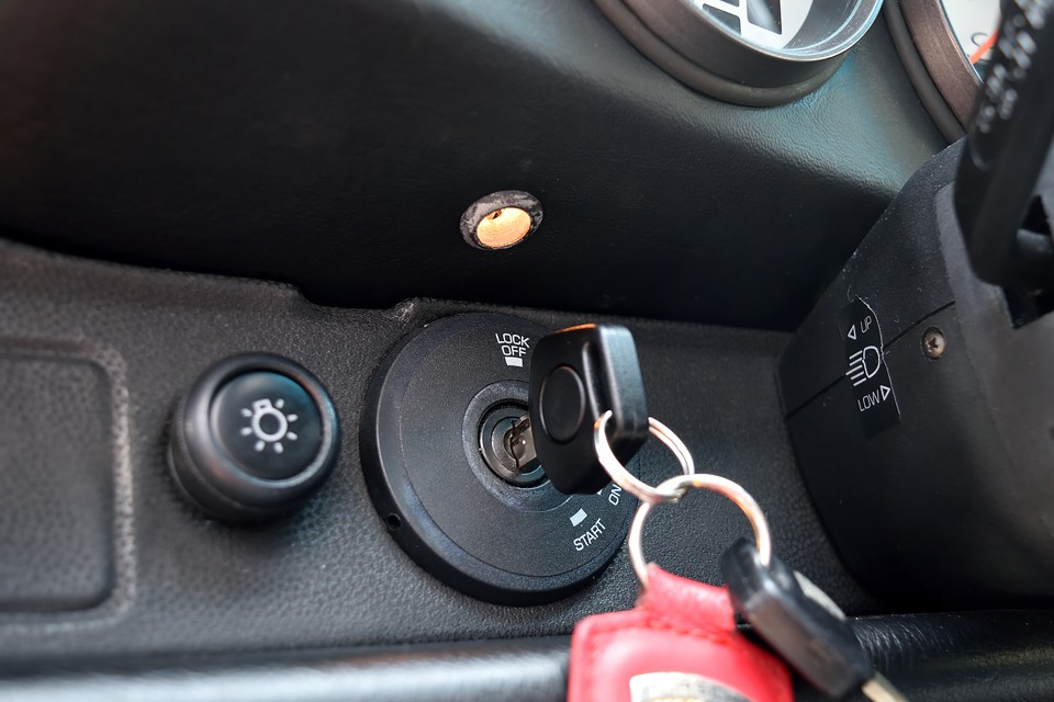 細かいところですが、97年モデルには、ご覧のイグニッションキー付近を照らすキーライト装備で、夜間のイライラを解消！