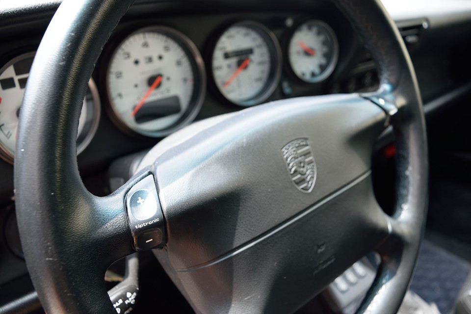 ティプトロニックSにはシフトレバーでのシフトチェンジに加え、ハンドルのボタンによりシフトチェンジが可能に！現在では他車にも広く採用されているものですが、このティプトロニックSがあったからこそ。