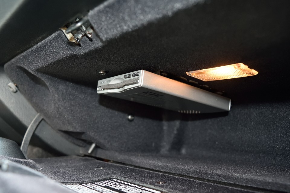 グローブボックス内にETCを装備。これはもはや必需品！