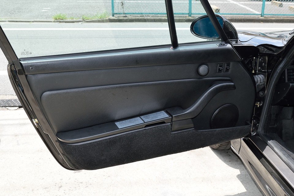 ドア内張りも黒で統一され、スパルタンな印象！硬派なスポーツカーはやはりこの雰囲気ですよね。ご覧の通り目立つ汚れ、損傷もありません！