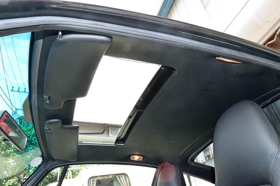 オプションの電動スライディングルーフも装備！当時のオプション品だったHID、サンルーフ、リアワイパーとすべて装備のフルオプション車！