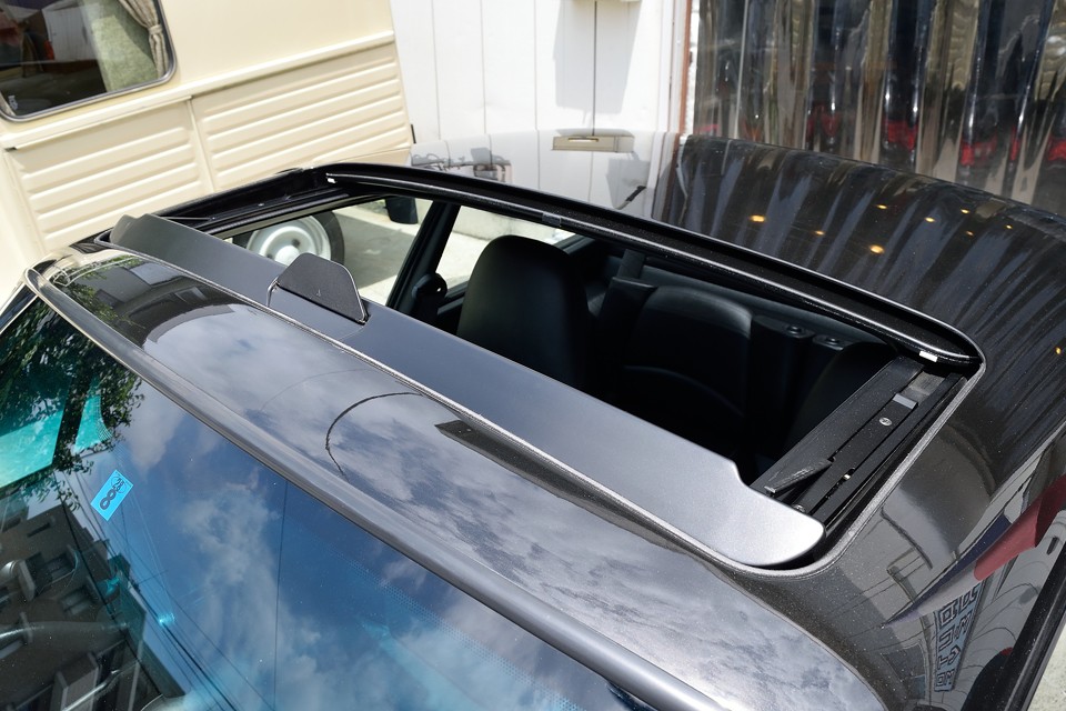 後付のサンルーフと違って、ルーフは格納され、巻き込み防止のフードも立ち上がります。