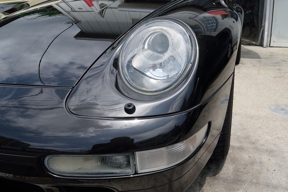 前述の通り、純正オプション品のボッシュHIDランプシステム「リトロニック」も装備！ウインカーレンズはクリアー化で黒いボディとのコントラストが映えます。