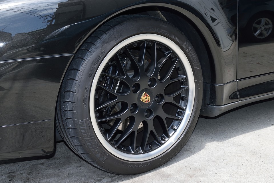 左フロントホイール。リムのアルミ部に少しガリキズがあります。フロントタイヤは左右ともに5分山ほどです。