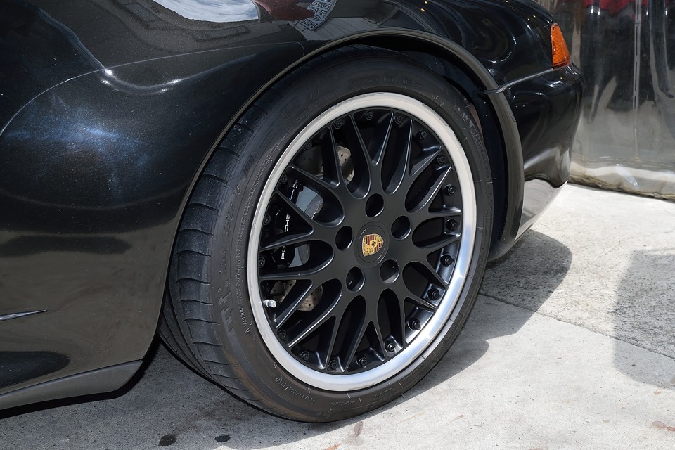 左リアホイール。薄くてあまり目立ちませんが、リムの部分にガリキズあります。リアタイヤは左右ともに2～3分山程度です。出来れば交換をおススメ致します。