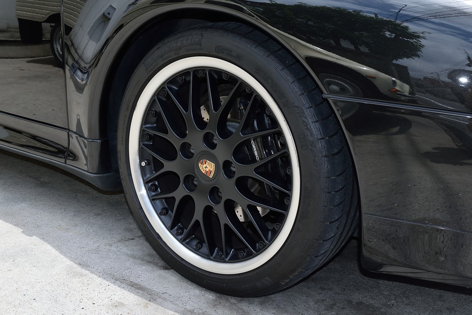右フロントホイール。若干のガリキズあります。ちなみにボディカラーともマッチしたこのホイールはポルシェ純正オプションのBBS Sport ClassicⅡホイールのリム以外を黒く塗装したものです。