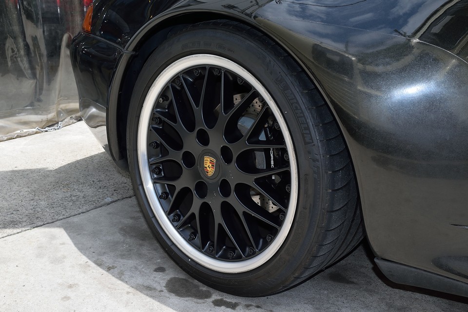 右リアホイール。やはりリム部分にかなりのガリキズがあります。