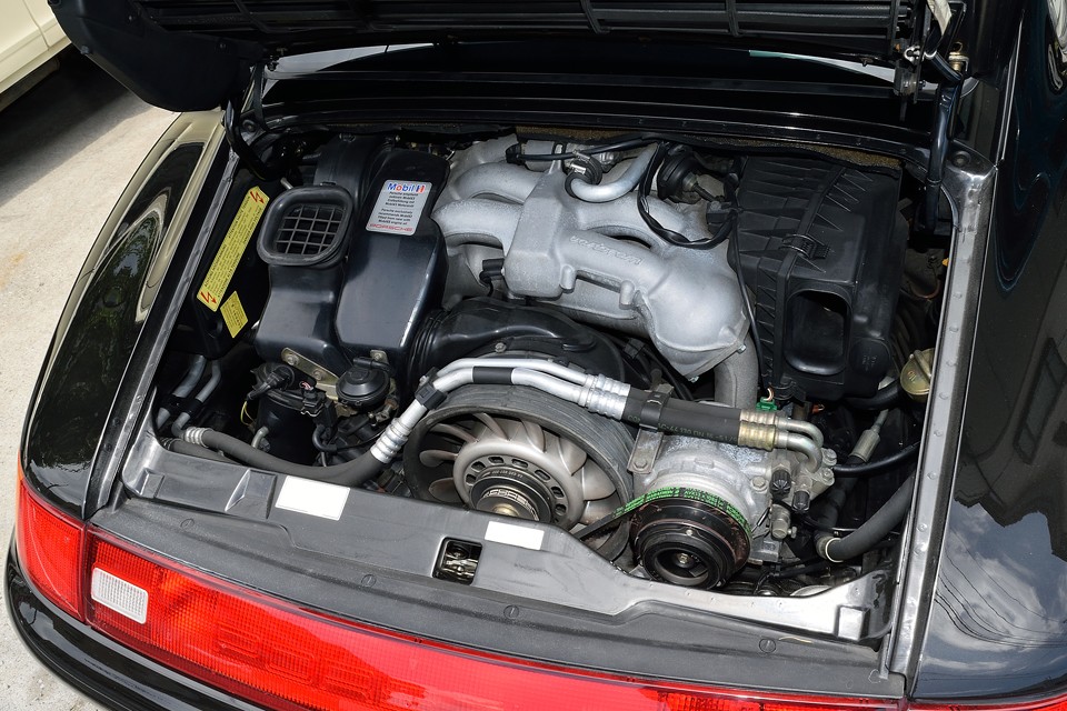 最高出力：285ps/6100rpm、最大トルク：34.0kg・m/5250rpmを発生する精密時計のように正確無比なエンジン。これはもはや「作品」と言えるのでは・・・。