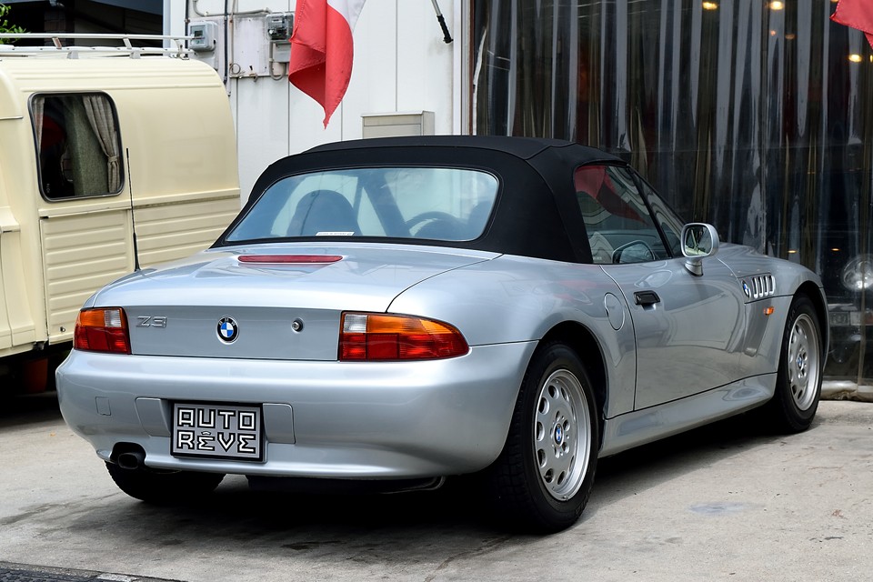 ロードスターと名乗るからには、とにかく、Z3はこのリアスタイルに限ります。この後のワイドフェンダーモデルはロードスターと言うよりGTカー？！