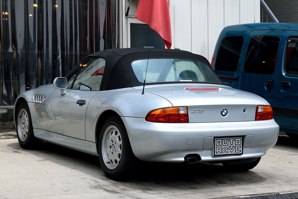 一見、ワイドボディはマッチョで、迫力があって、ずっしりと見えて、「カッチョイイ～スポーツカー！」然としておりますが・・・シンプルで美しく、バランスの良いロードスター！と言えるのは断然こちらっ！