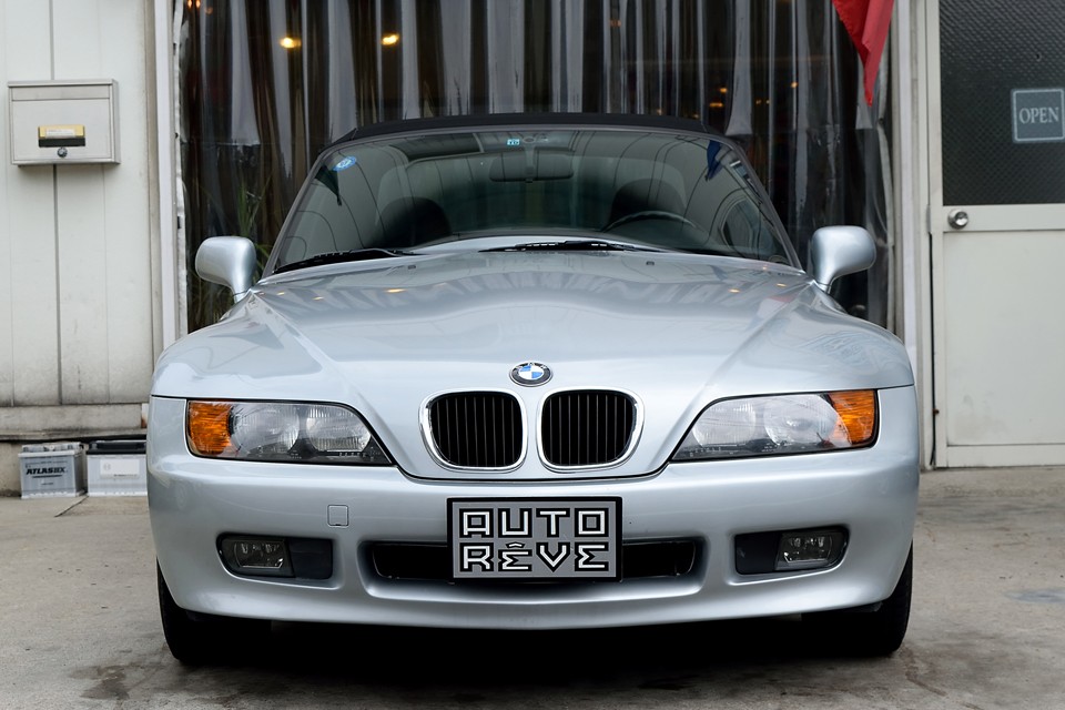 意匠が統一され、紛れも無くBMW顔なのに、ひとめでZ3と判る緻密なデザインはさすが！低く抑えられたボンネットのおかげで、これだけのわずかなフェンダーの張り出しでも、かなりワイド＆ローな印象です。