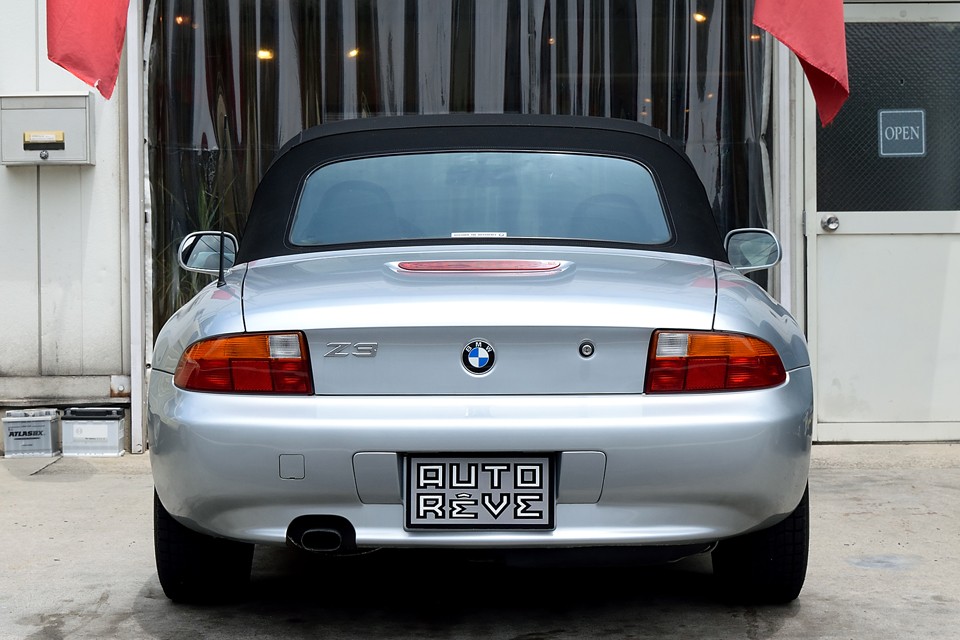 伝統的にロードスターと名の付くクルマはリアは「ストンッ」とあっ気ないくらいシンプルなのです。個人的にはこのリアランプがもう少し小さければ。更に「らしい」と思うのですが・・・。