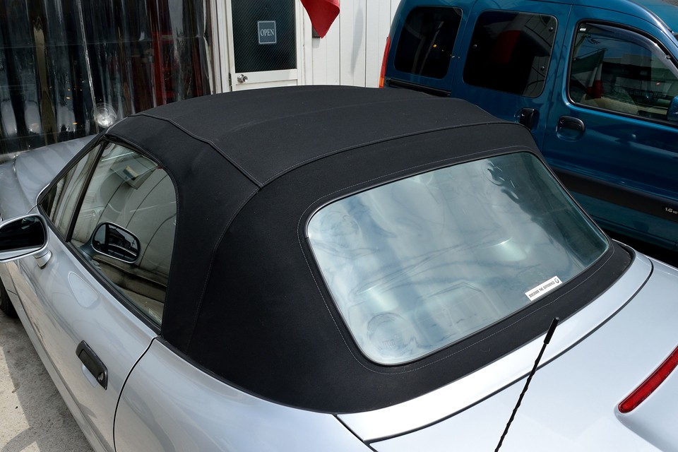 幌がこんなにキレイな状態でもつとは思えないので、おそらく交換されているんでしょうね。しかもそれほど年数は経過していない様です。