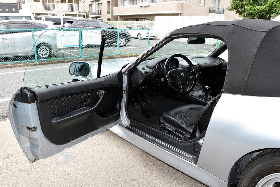 黒で統一されたスパルタンなインテリア！欧州車のスポーツドライビングには必須の左ハンドル、MT！