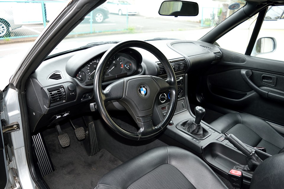 ハンドル、シフト、そしてもちろんボディの「ガッチリ」したBMWらしい剛性は安心感が違います。