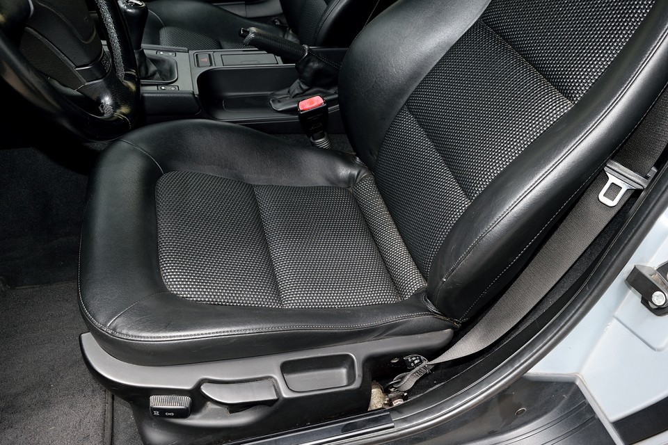 一番傷みやすい運転席でもこの状態です。目立ったスレや破れも無く、とても清潔な印象です！