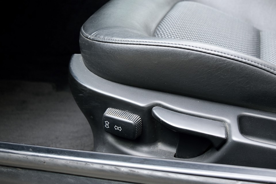 現在、Z3の持病とも言えるパワーシートのガタツキありますが、もちろん修理させていただきますのでご安心を。