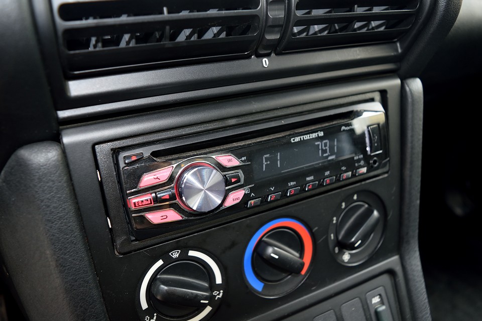 カロッツェリア製オーディオはUSB端子付き！イルミもインパネ照明と合った赤イルミですので、相性ピッタリ！