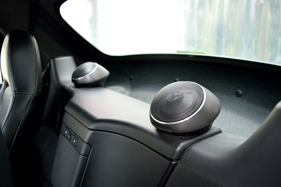 オープン走行時の難点のひとつにオーディオが聞き取りづらくなることがありますが、これで解決！ドライブにいい音楽は欠かせないのです！