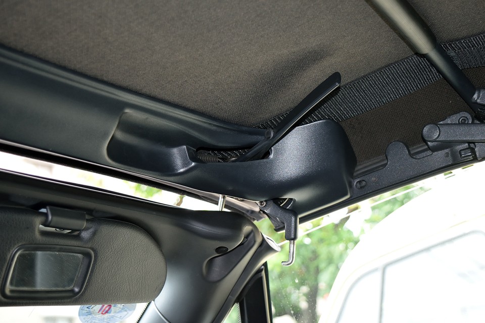 で、ここでオープンカー恒例！オープン手順のご説明で～す！まずは室内ロックレバーを外して・・・。