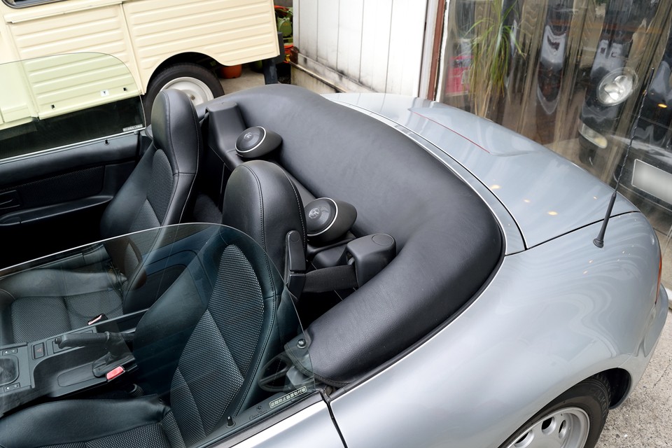 あまり使った形跡のないキレイな幌カバーも付属しますので、リア周りもチョ～すっきり！