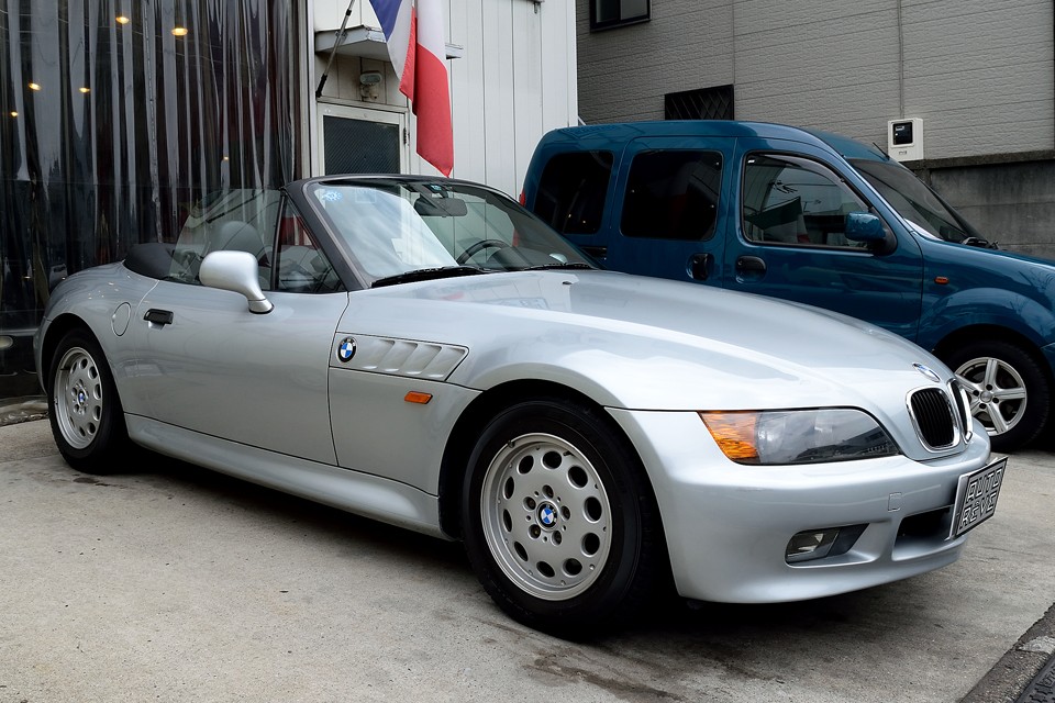 やっぱり、お尻がシュッと沈んだ感じが良いですねぇ。クラシックなイメージさえ感じさせるこのボディスタイルは素晴らしい！