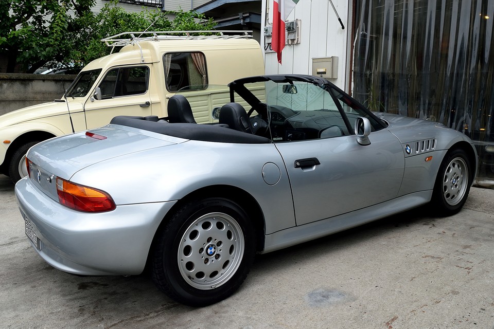 ワイドボディの「なんでそんなに踏ん張るの？」フォルムより、すっきりと上品な印象のリアビュー！