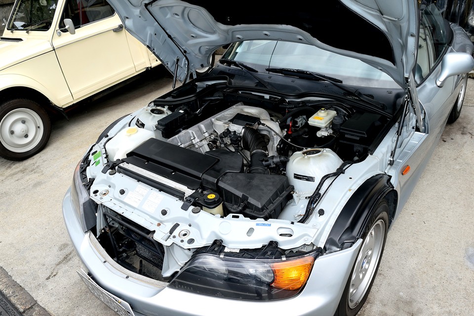 あら、エンジンルームがこんなにキレイなんて・・・よほど保管状態が良かったんでしょうねぇ。歴代オーナー様に感謝！