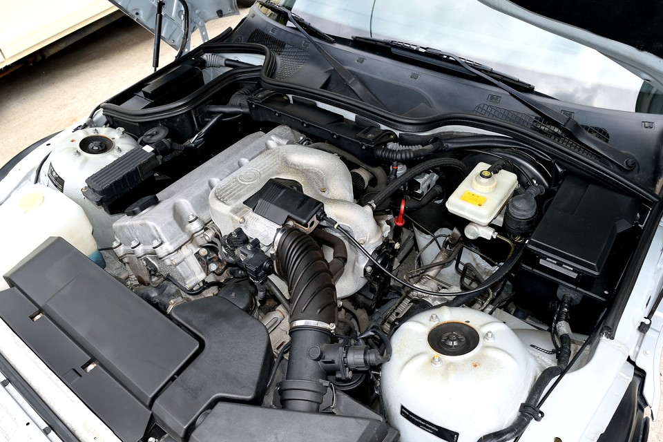 最高出力140ps(103kW)/6000rpm、最大トルク18.3kg・m/4300rpmを発生する直列4気筒DOHC16バルブエンジンは1220kg のボディを引っ張るには十分！過激なスポーツではなく日常楽しめるロードスターにはピッタリ！おまけに燃費も10・15モードで12.8km/Lと優秀！
