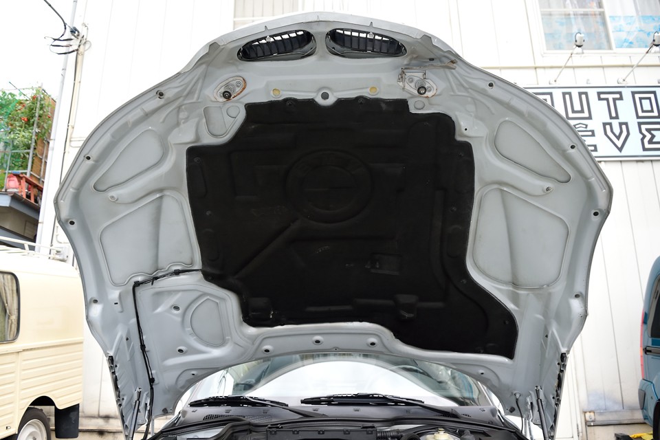 汚れて当たり前のボンネット裏でさえこの状態！この個体・・・皆さんが思っているより状態良いと思います。