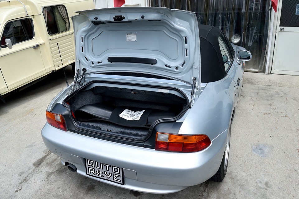 2シーターオープンとしてはかなりの容量のトランクスペース！これだけあれば日常使用で困る事はまずないと思います。