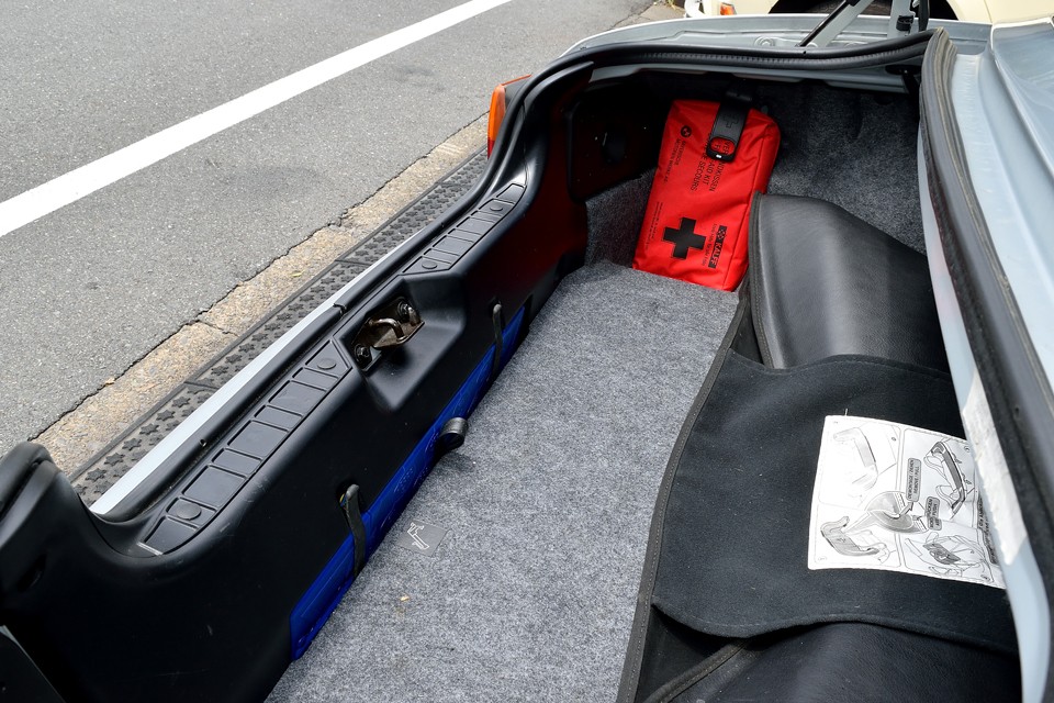 新車時に備え付けのエマージェンシーキットと三角表示板もちゃんとあります。