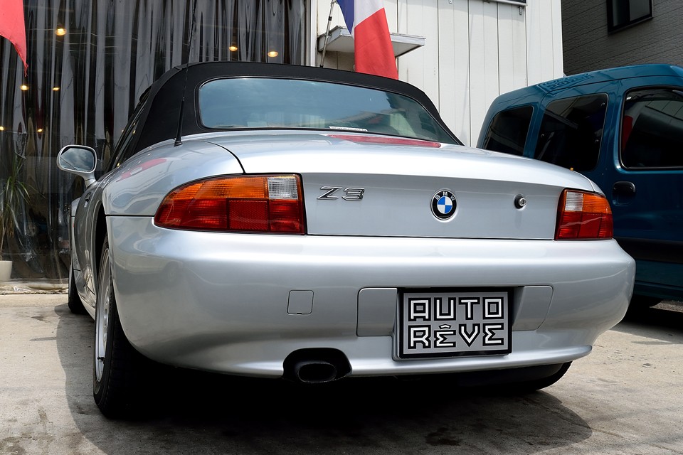 増して、このスッキリとした、ヨーロッパの伝統的スポーツカーの余韻すら感じさせる見事なリアフォルムを壊してまでそうするって・・・。