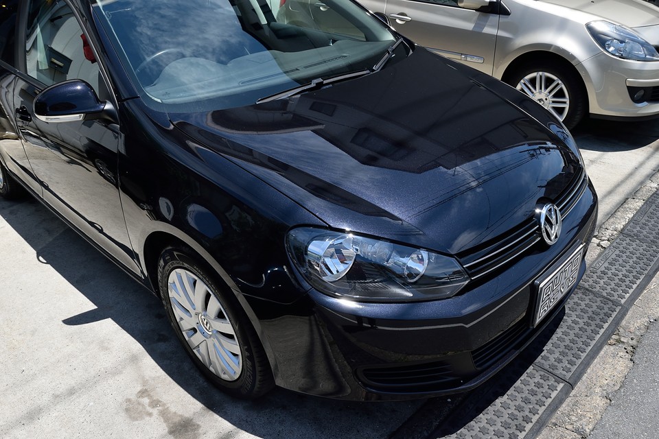 引き締まって見える黒は正解ですね。意外と複雑で微妙なプレスラインもクッキリとして、美しい形がよりキレイに見えます。