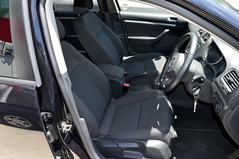 実質的に一番体にやさしく、座り心地の良いファブリック地のシートは、さすがゴルフ！違和感の無い、良く出来たシートです。これなら長距離ドライブも楽々～！