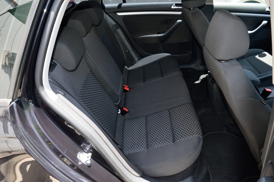 フォアブリック地ですので、若干の汚れはありますが、これなら許容範囲ですよね。目立つシミや焦げ穴はありません。