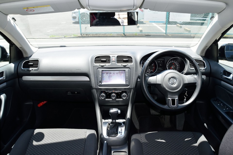 ボディデザイン同様にシンプルながらも丁寧に造り込まれた安心安定のインパネ周り！地デジHDDナビも装備！