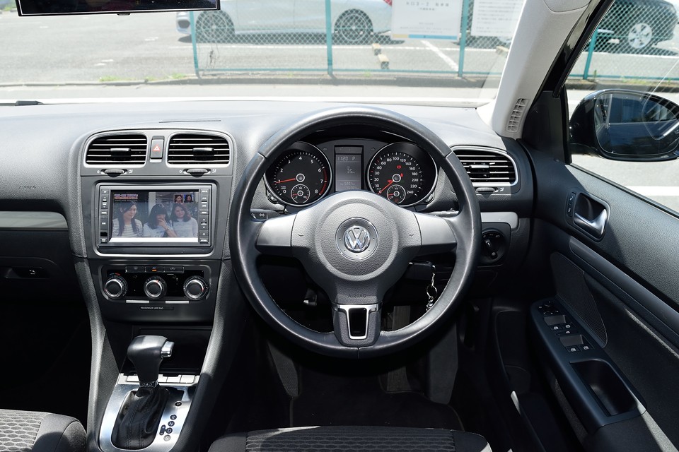 ハンドルやシフト、スイッチ類すべてドイツ車ならではのカッチリした造りです。見た目には他国のクルマとそれほど変わらないのに何でこんなに質感が違うのか・・・恐るべしＶＷ。