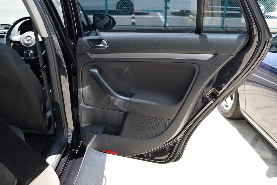 もちろんリアドアもご覧の通り！内張りの剥がれ、たるみもありません！