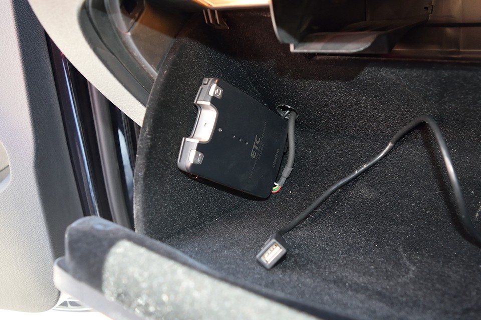 グローブボックス内にETCとオーディオのUSB端子を装備！どちらも既に必需品ですね。