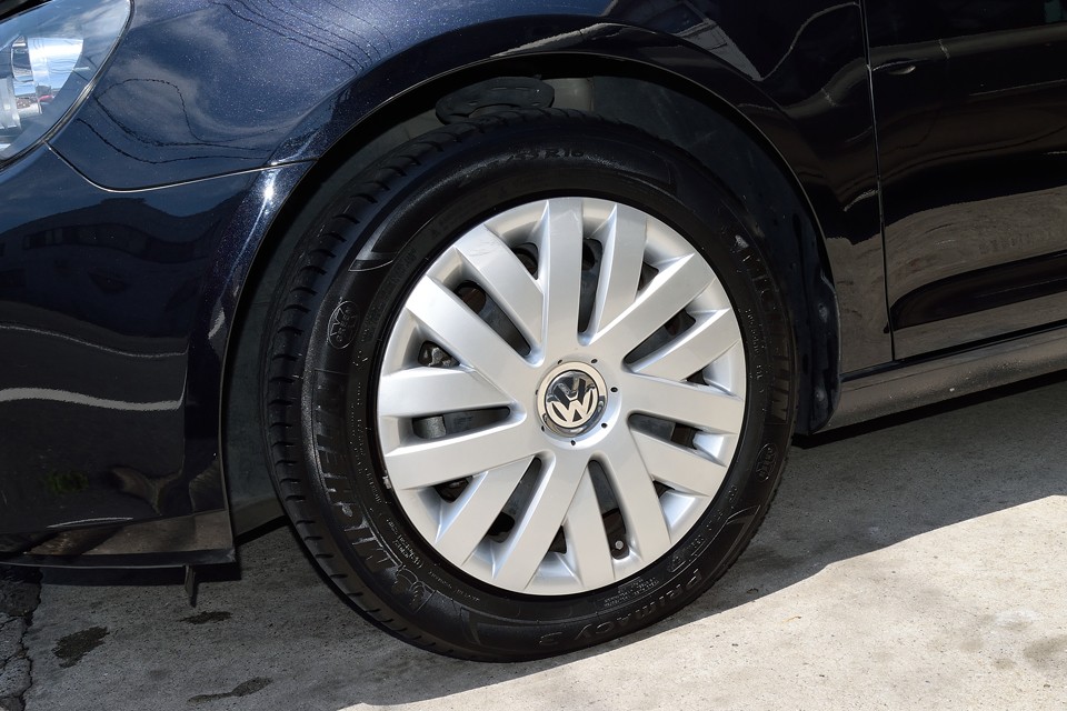 トレンドラインはシンプルに鉄ホイール＋ホイールキャップの組み合わせです。実用車はこれで十分！って言うかこのホイールキャップのデザイン、結構良い感じ！