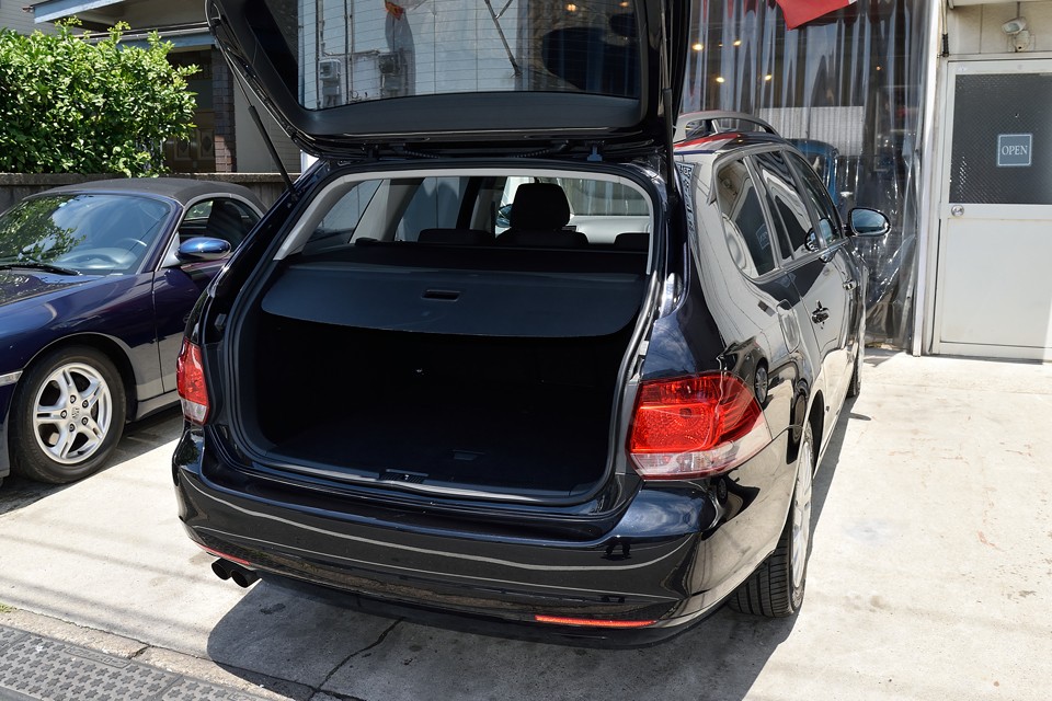 外から見た印象よりも広く感じるラゲッジスペース！これだけあれば家族全員でのお泊り旅行くらいの荷物も全く問題無し！