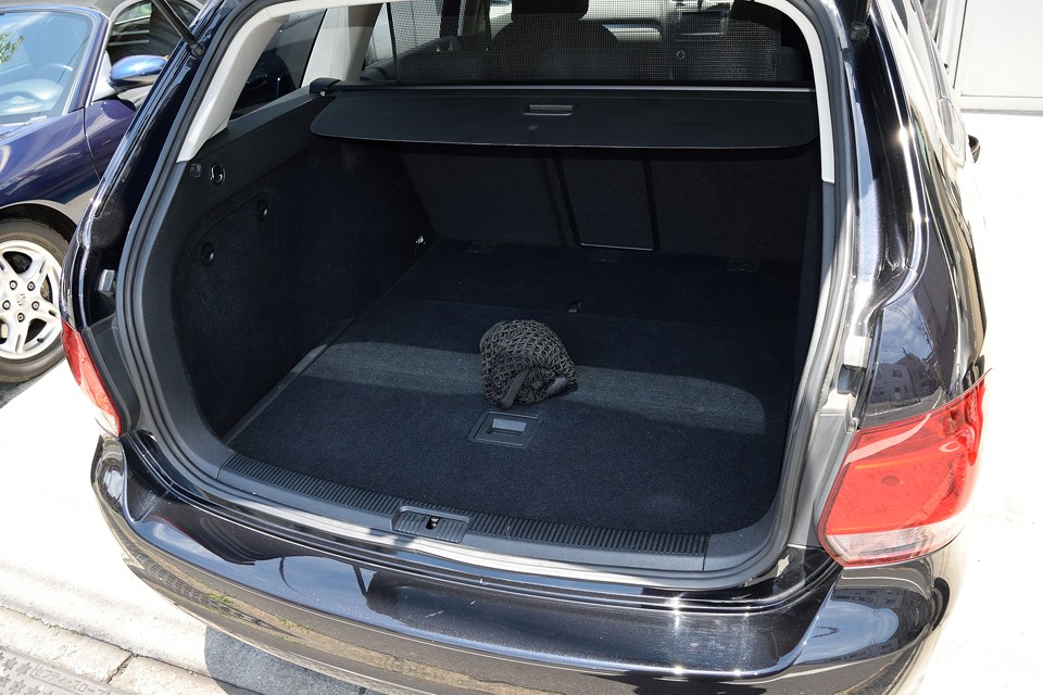 って言うか、お土産タップリ買ってもチョ～余裕！ご覧のラゲッジネットも付属します。