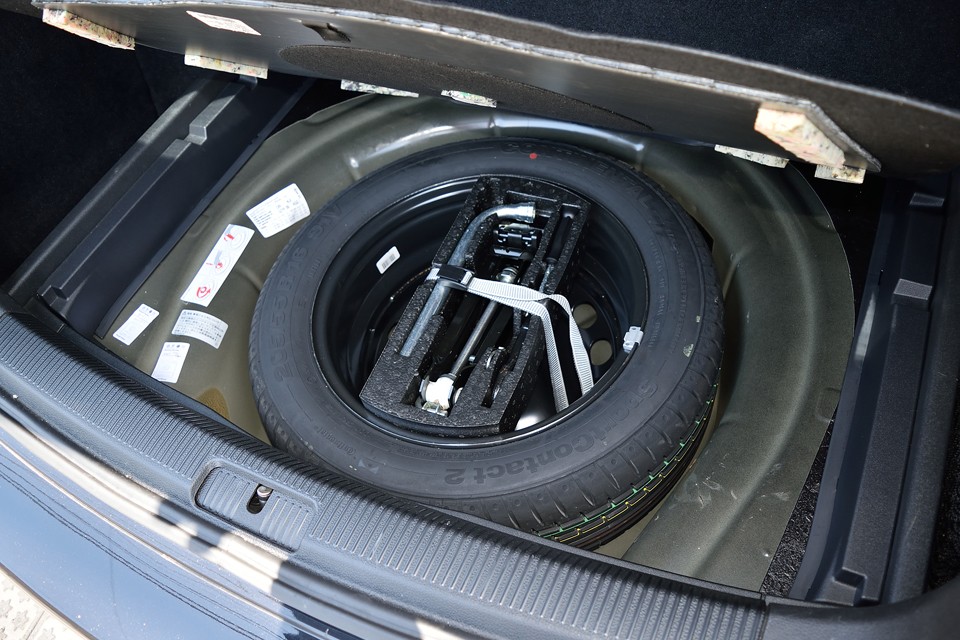 更に更に、その下にスペアタイヤ＆工具を装備！ヘソクリはやっぱこっちの方がいいかな・・・（笑）